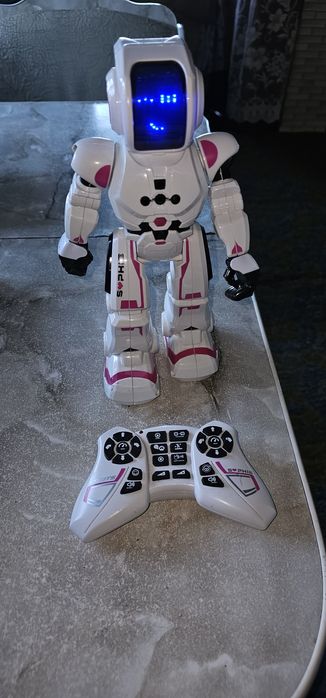 Іграшка робот на пульті