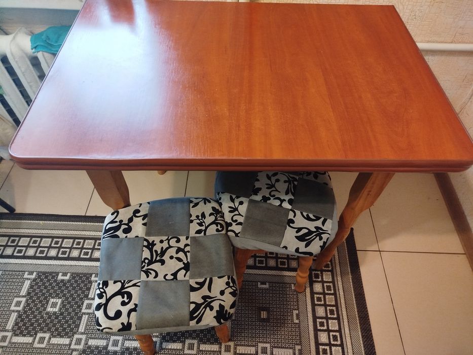 Продам кухонні меблі стіл і чотири стільці у доброму стані