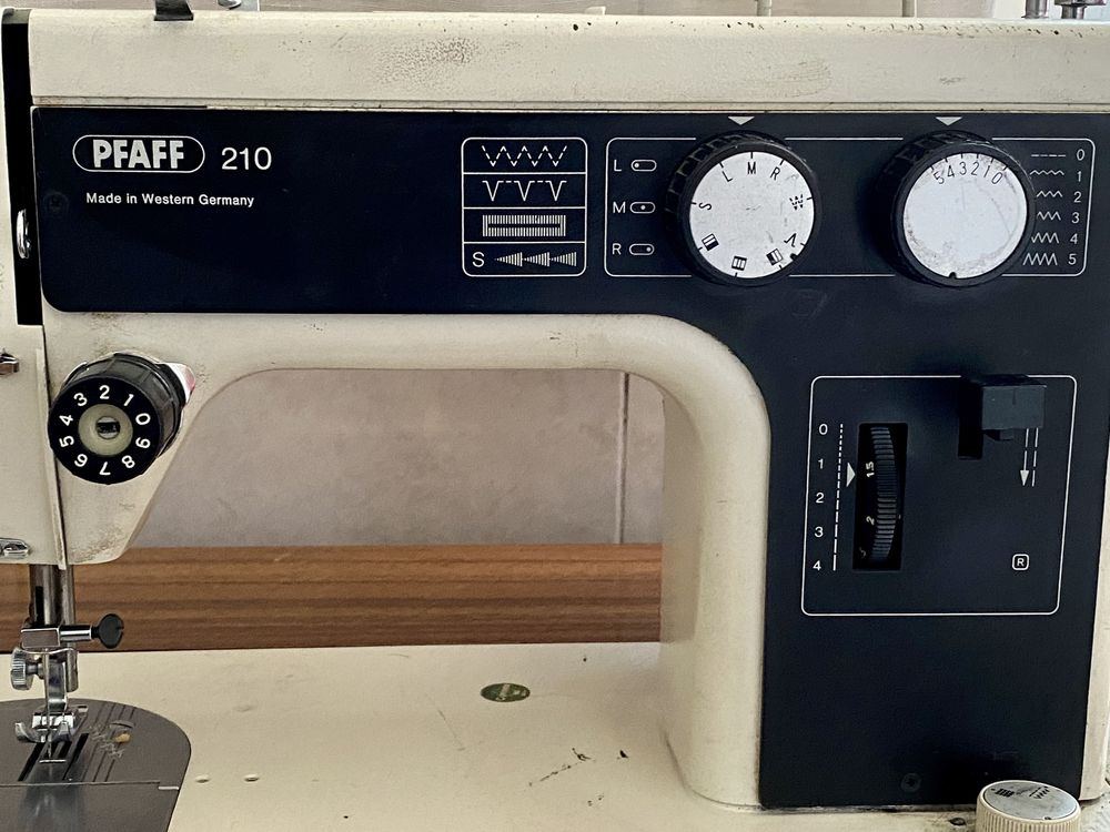 Máquina de costura PFAFF 210