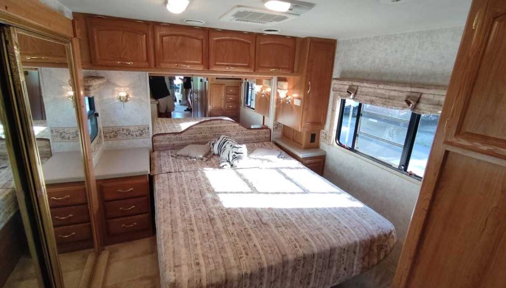 Kamper (RV)  Freightliner Cruise Air z 2006 roku