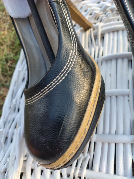 Buty na szpilce z przeszyciami