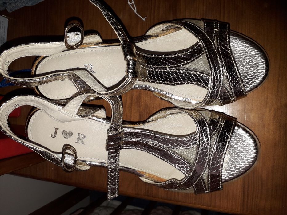 Sandalias novas douradas