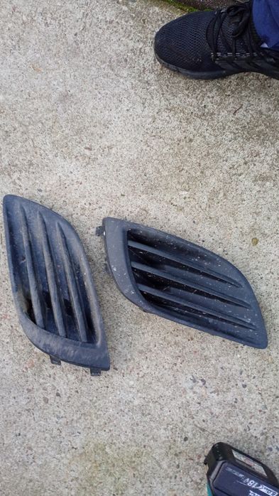 Suzuki Swift MK7 zaślepka zderzaka przedniego prawa lewa komplet