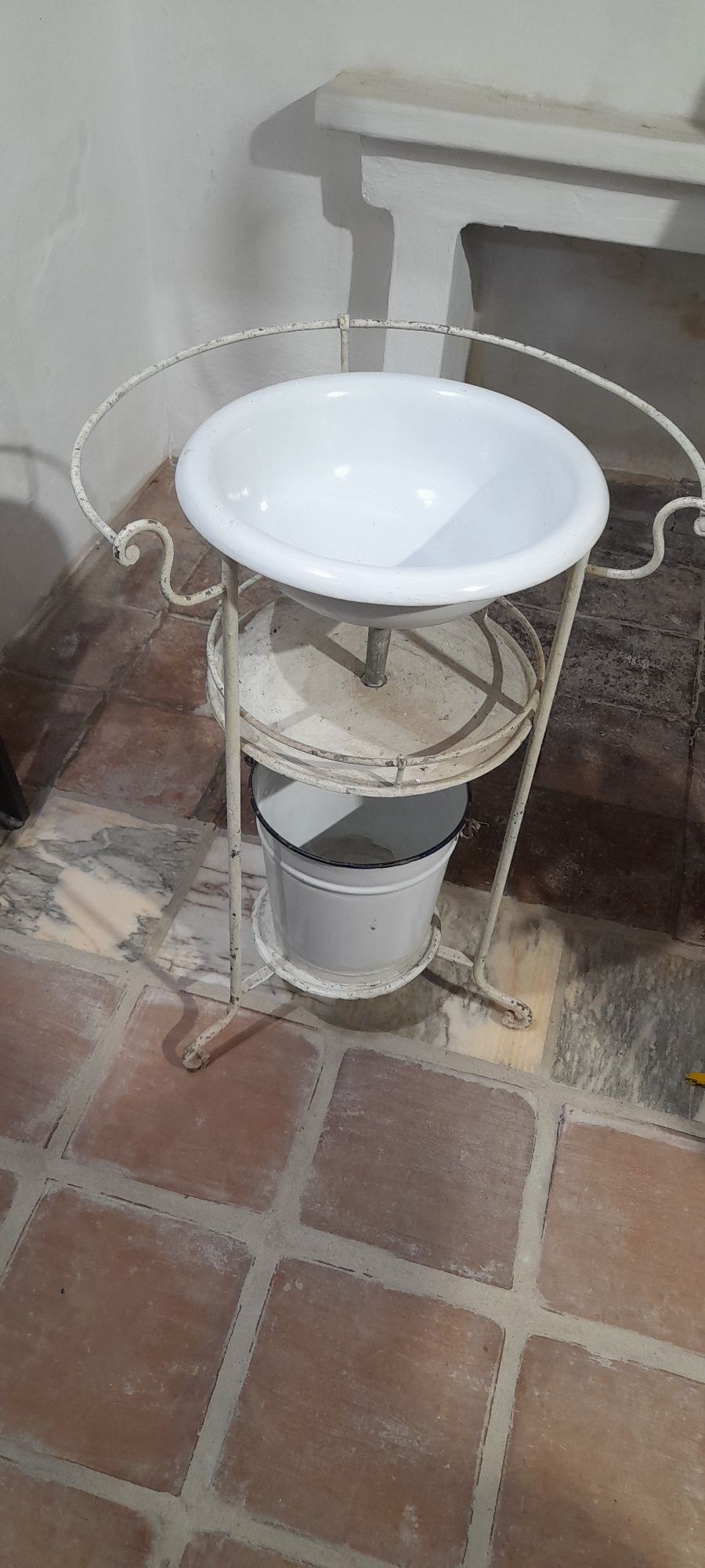 Lavatório antigo - Em ferro, loiça e esmalte
