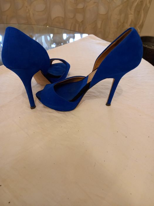 Sapatos cor azulao de salto alto