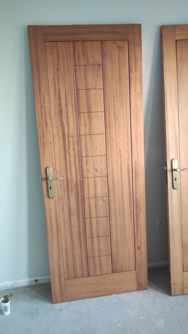 3 portas interiores madeira maciça com puxadores e dobradiças
