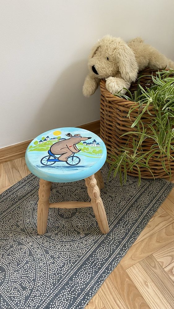 Ręcznie malowany drewniany stołek taboret dla dziecka