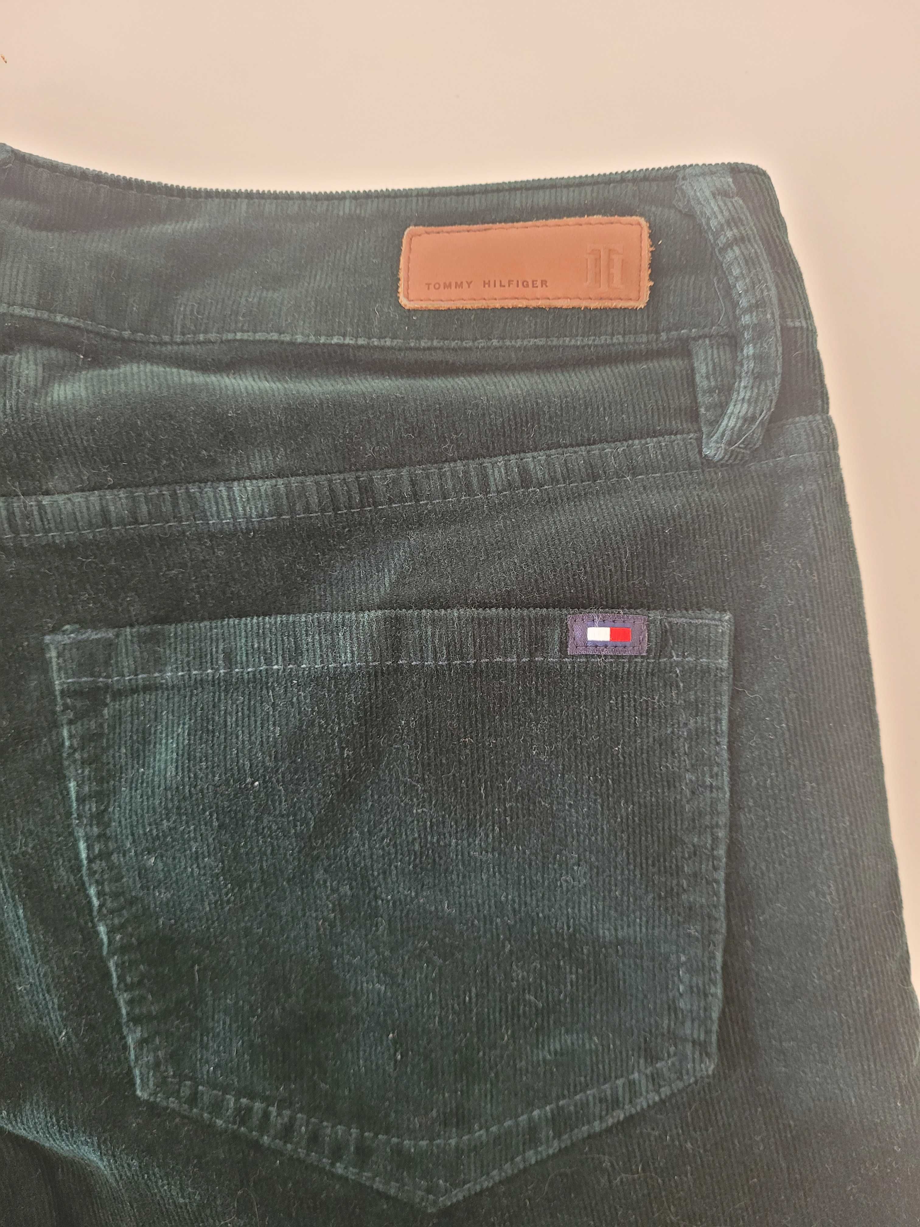 Calça Tommy Hilfiger original na verde esmeralda.