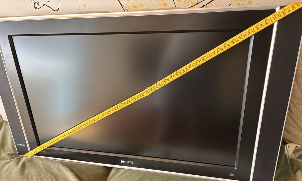 Tv Philips excelente imagem, excelente som com duas colunas frontais.