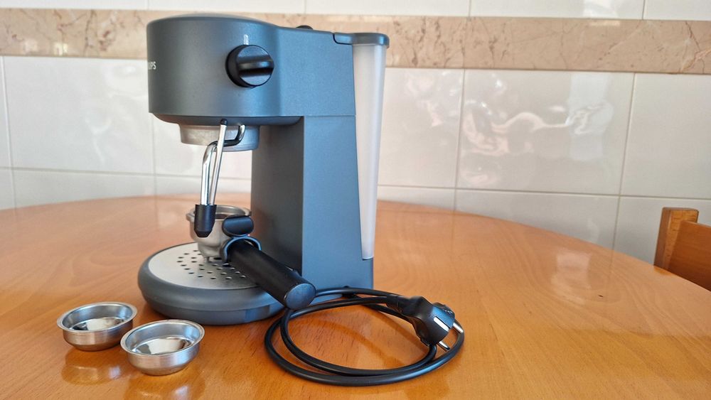 Máquina de café expresso manual. Marca: KRUPS. Em muito bom estado.