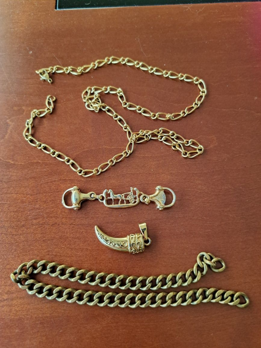 Conjunto de anéis, crucifixos e fios variados