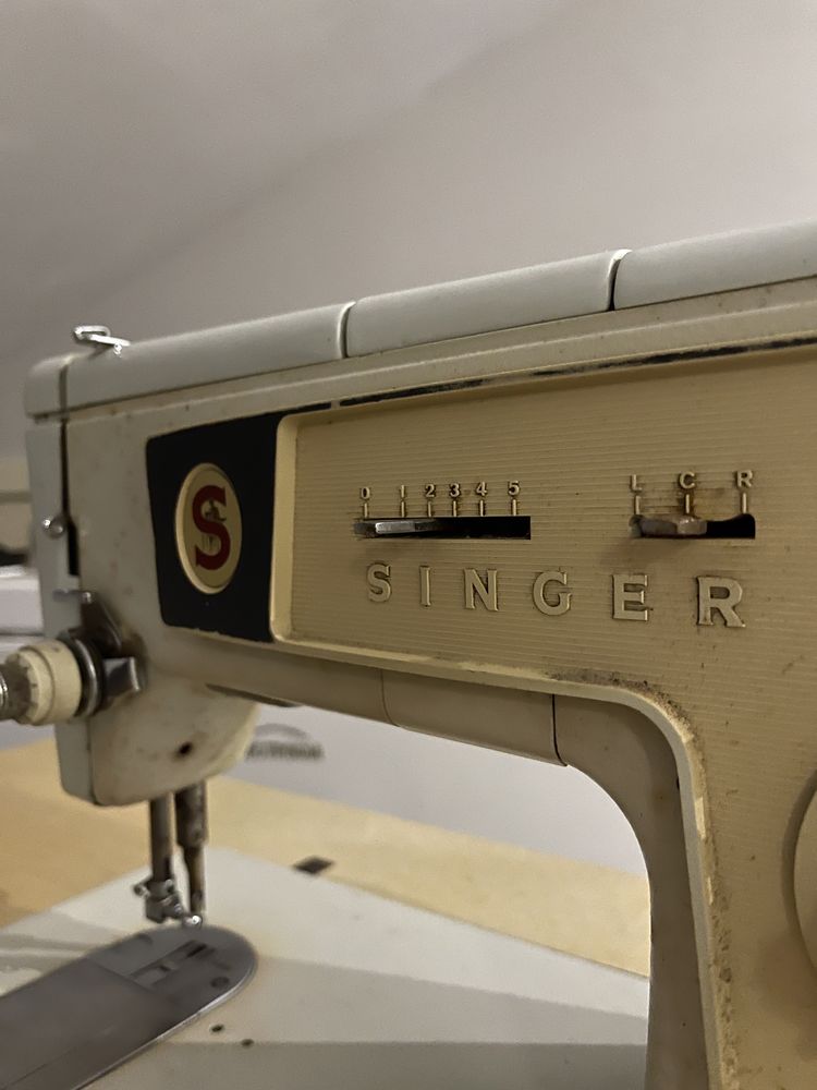 Maquina de Costura Singer c/movel