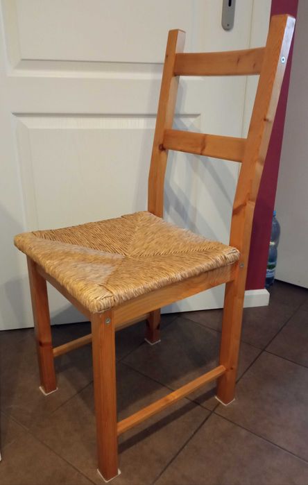 krzesła drewniane z Ikei