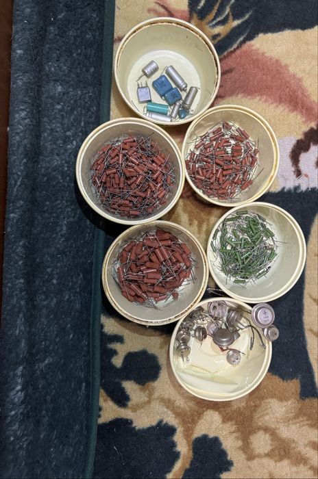 Набор советских радиоэлектронных деталей (конденсаторы, резисторы)