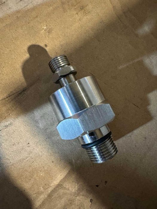 Штуцер соединения гидроцилиндра  ротора AXE17073 John Deere USA