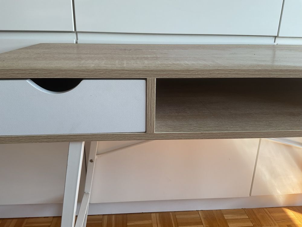 Biurko z dwoma szufladkami i półką