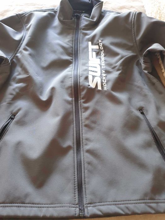 Corta vento cinza escuro