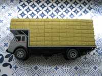 Miniatura de camião palha