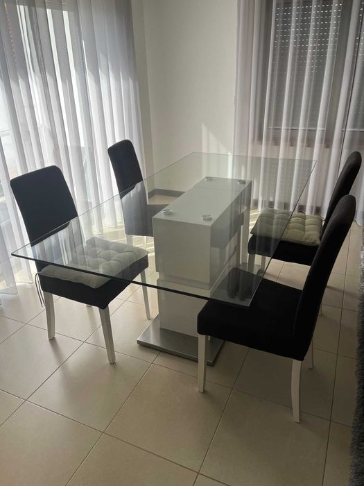 Mesa de jantar rectangular de vidro na zona da Nazare, Leiria.