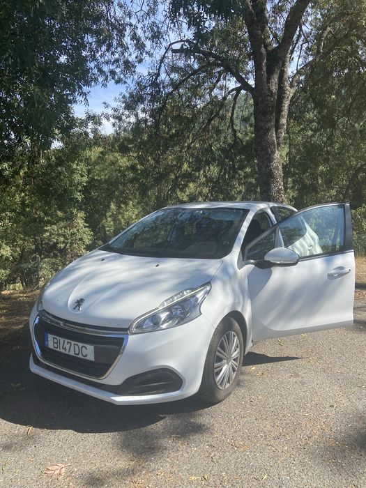 Peugeot 208 branco em bom estado 2019