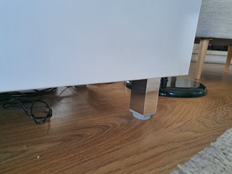 Aparador móvel para tv branco com pés