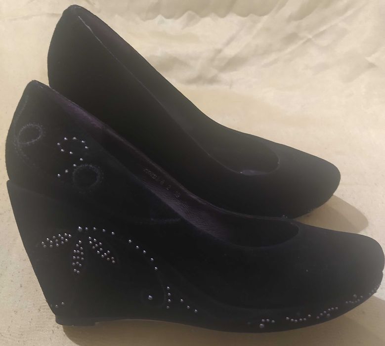 Шльопанці в'єтнамки жіночі та інше взуття.