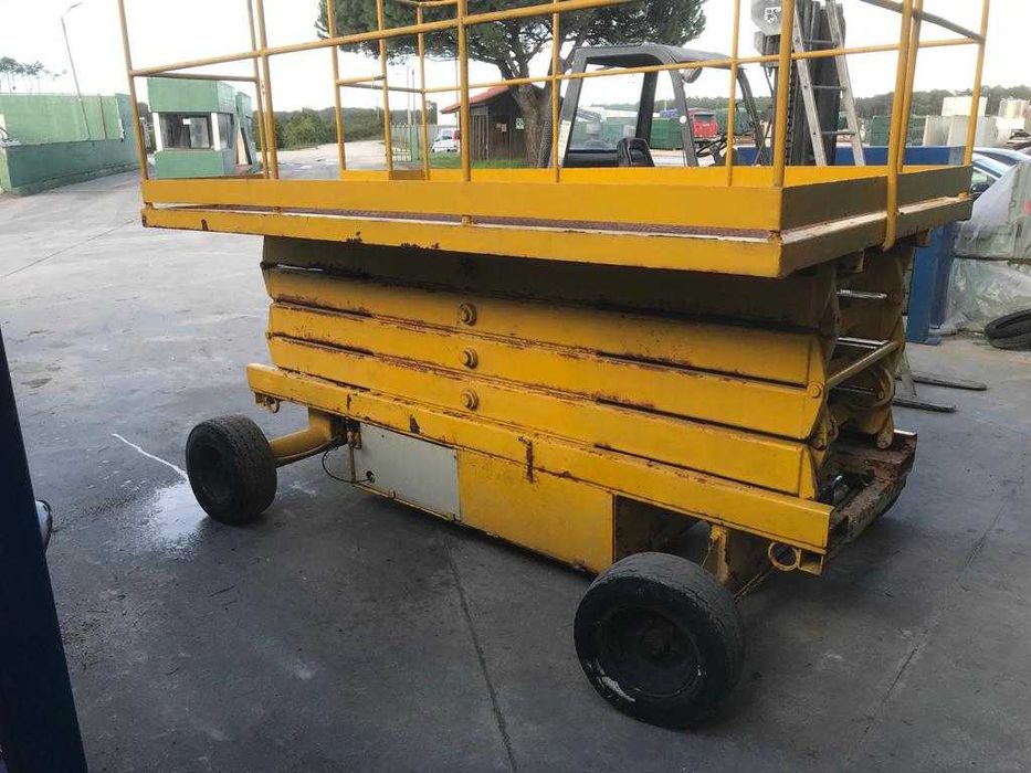 Plataforma Elevatória amarela 8m