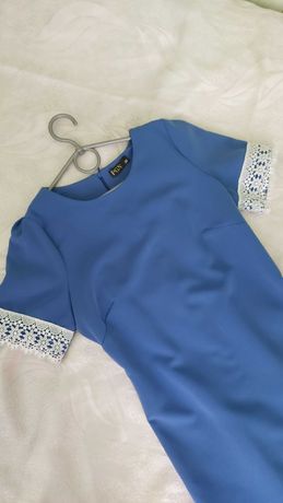 Сукня блакитноо кольору з білим мереживом