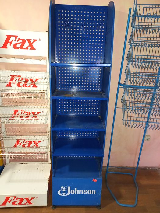 Стеклянные и железные полки и кубы .