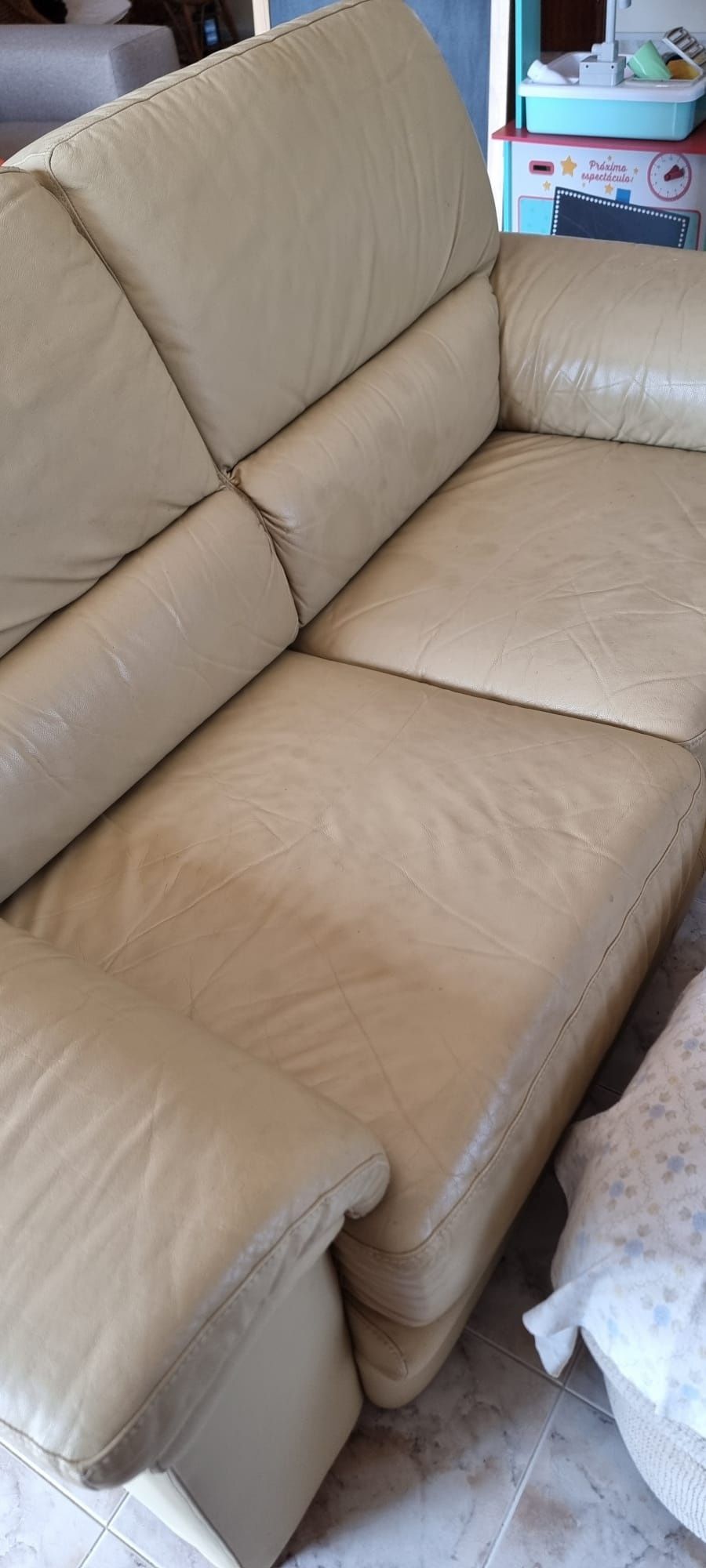2 Sofás cor creme em pele