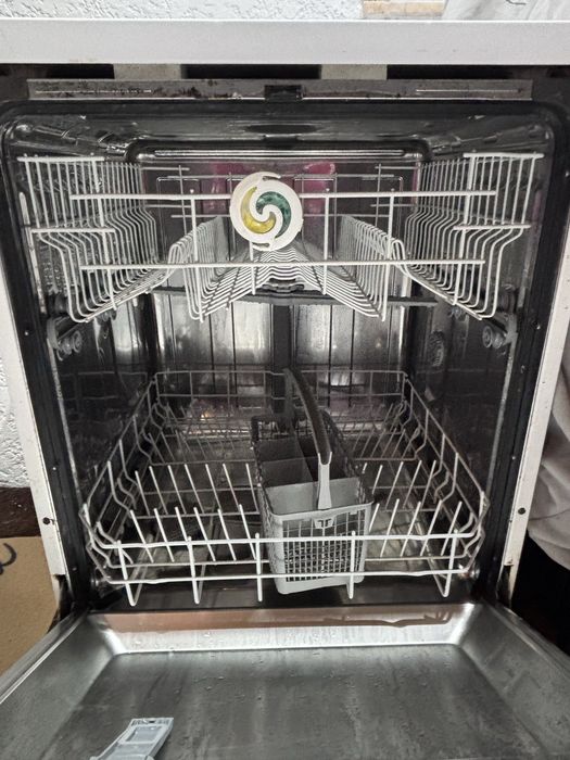 Maquina Telefunken lavar louça a funcionar.