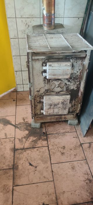 Piec na węgiel, drewno. Żeliwny wyłożony cegłami szamotowymi. Waga:115