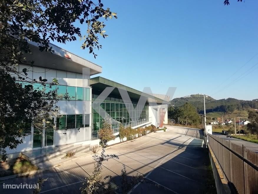 Armazém com gabinetes em Parque Empresarial a 10 minutos de Fátima
