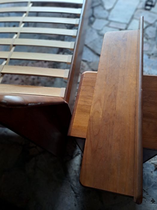 Cama, mesa cabeceira, prateleira e cadeira para quarto