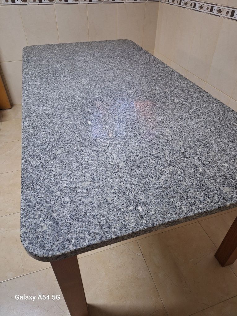 Mesa de jantar 2mx1m + 4 cadeiras em madeira maciça.
