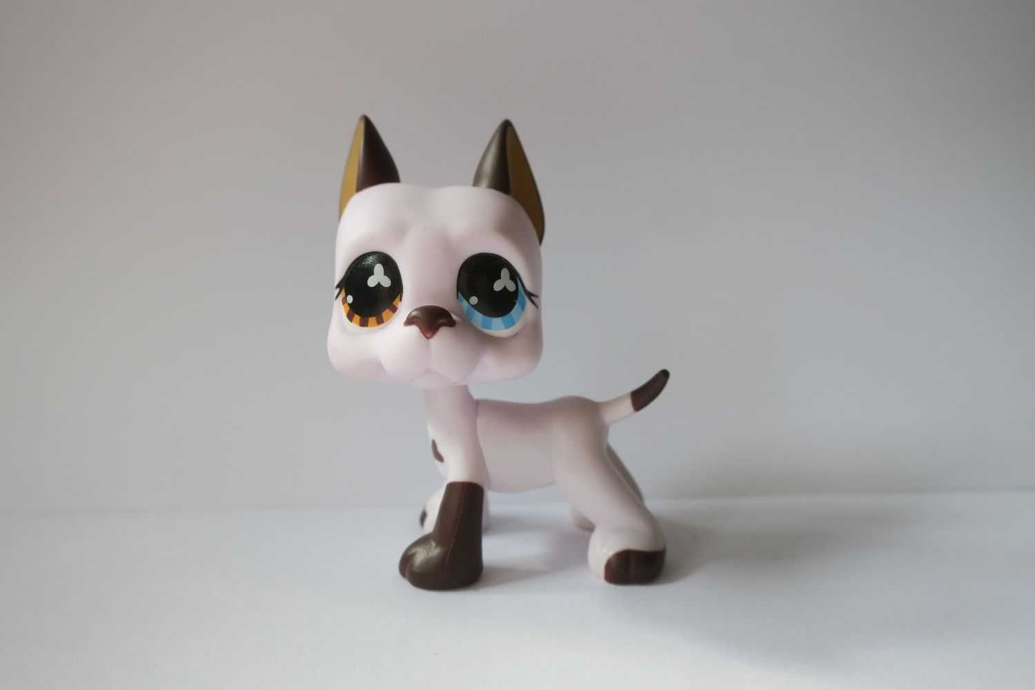 Figurka biały dog niemiecki Littlest Pet Shop LPS kolorowe oczy