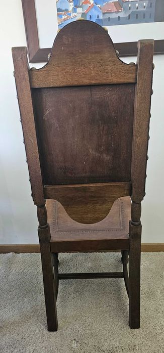 Cadeiras em madeira e couro