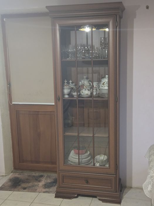 Шафа вітрина для гостиної кімнати