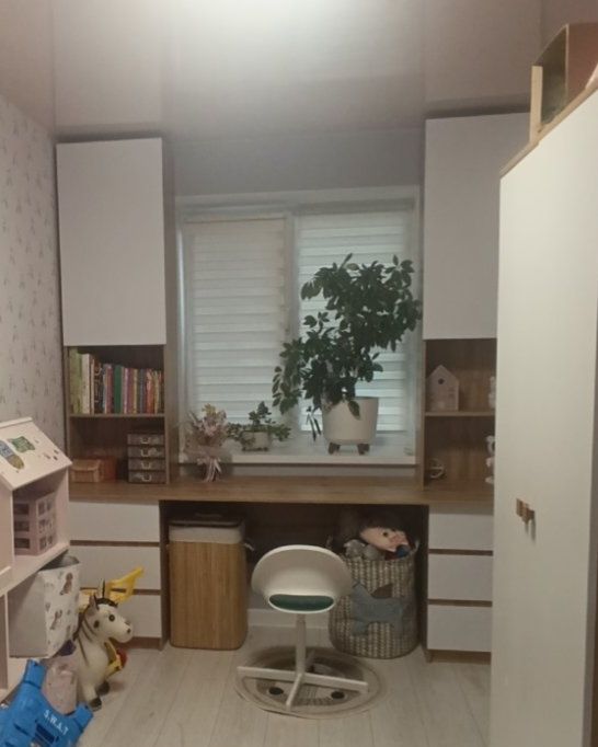 Комплект меблів у дитячу кімнату