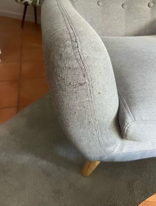 Cadeirão individual em capitonê - cinzento