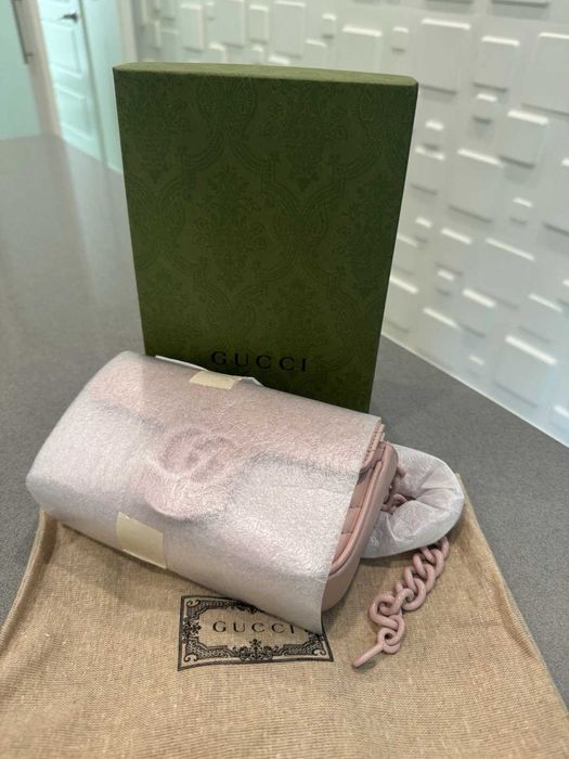 Nova bolsa de ombro Gucci Matelassé Monochrome GG Marmont com corrente