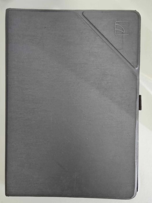 iPad 5.ª geração (9,7") — com capa e cabo — bateria ~90% (estimada)