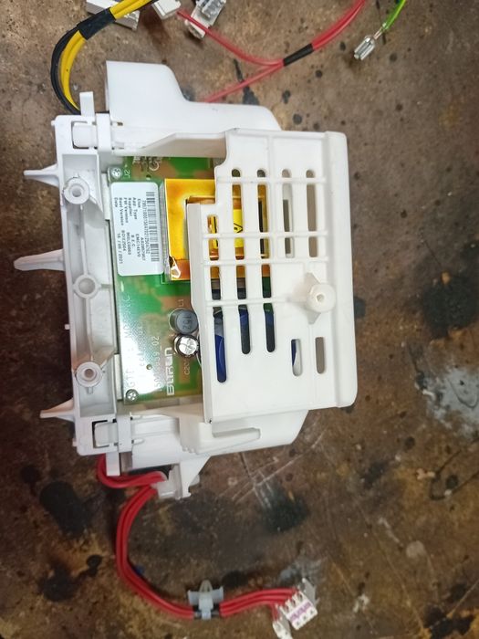 Widoczne na zdjęciu elementy to moduły elektroniczne i okablowanie, pr