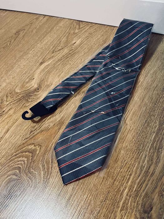 Su ro krawat nowy szary w paski czerwone do garnituru