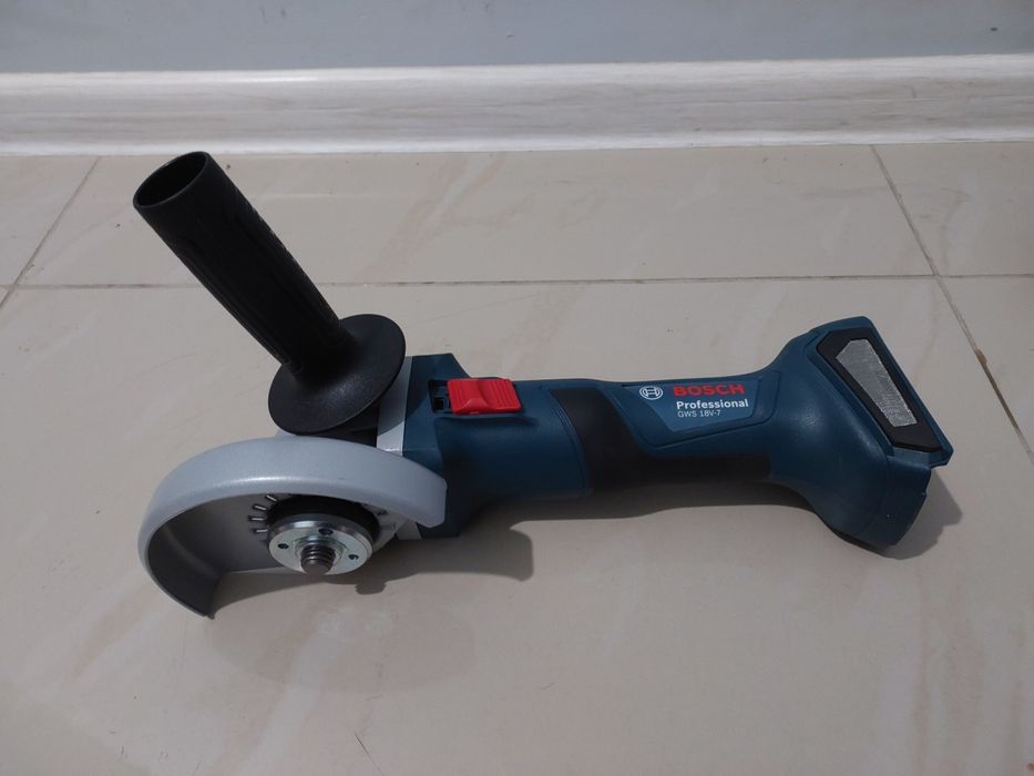 Аккумуляторная угловая шлифмашина Bosch GWS 18V-7 Professional
