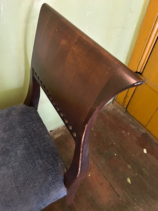 Tapicerowana drewniana ławka