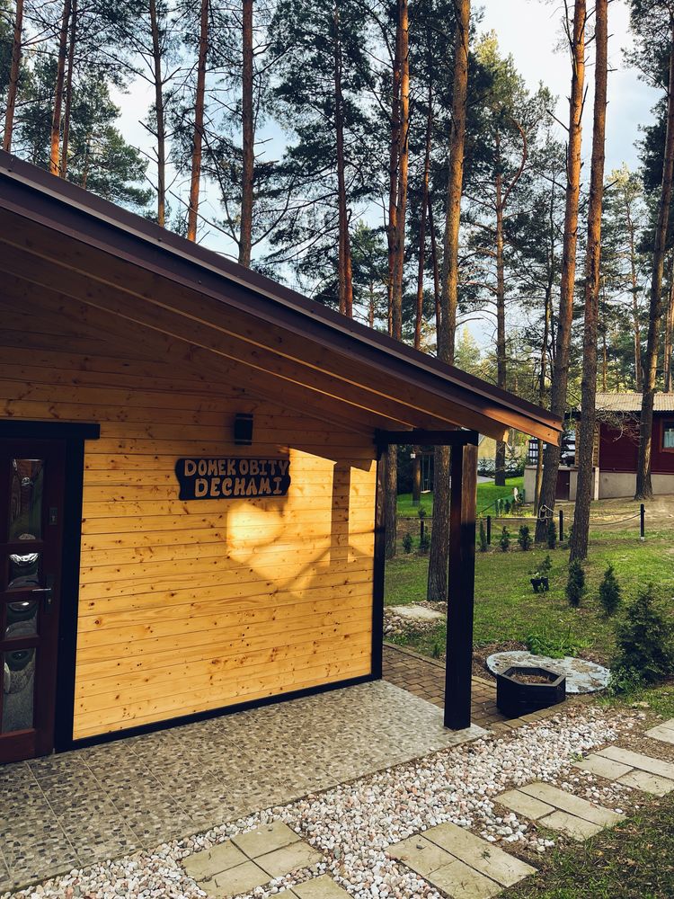 Domek letniskowy w lesie nad jeziorem „DOMEK OBITY DECHAMI”