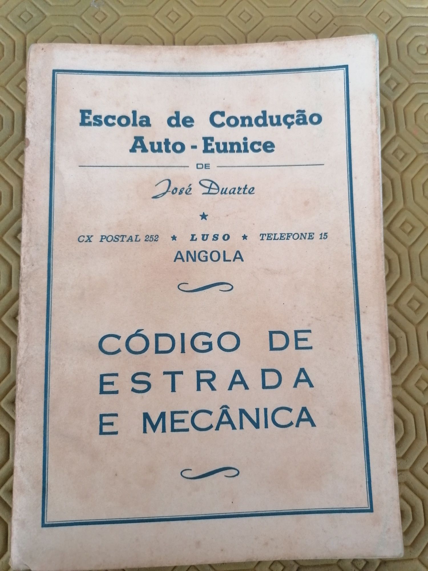 Livro antigo de Código de Estrada e Mecânica