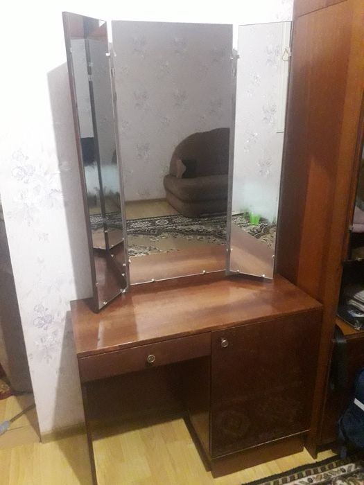 Тумбочка з дзеркалом