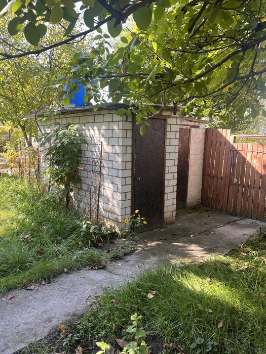 Будинок  з ділянкою